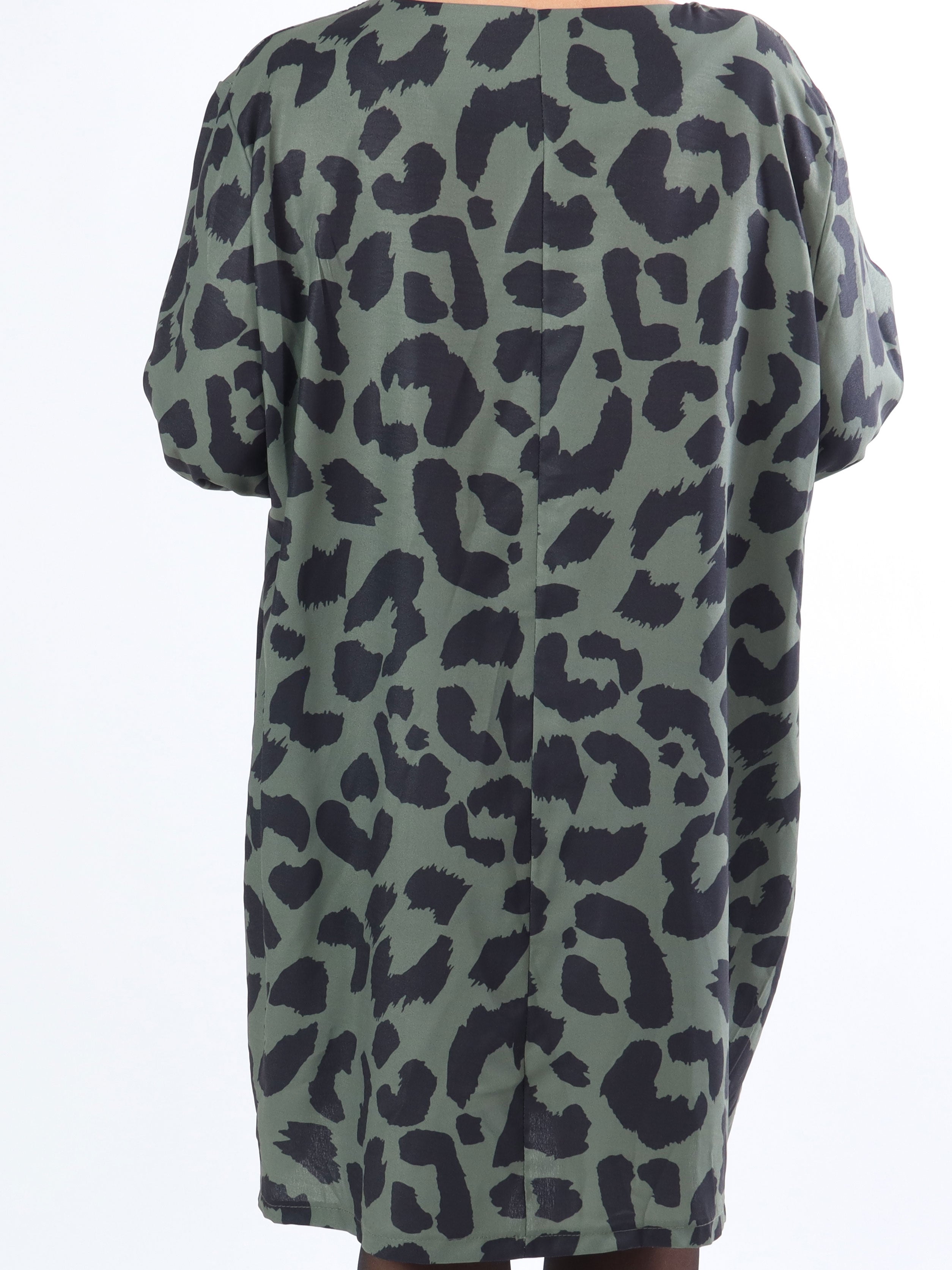 Vanelia - Sød plus size kjole i stort leopardprint